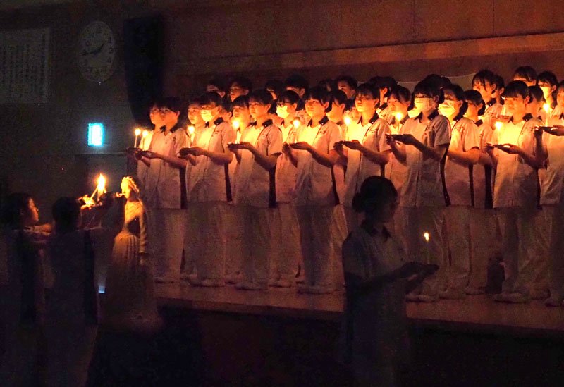 ５８人、現場実習へ誓い　君津中央病院付属看護学校で継灯式　「命と真摯に向き合う」