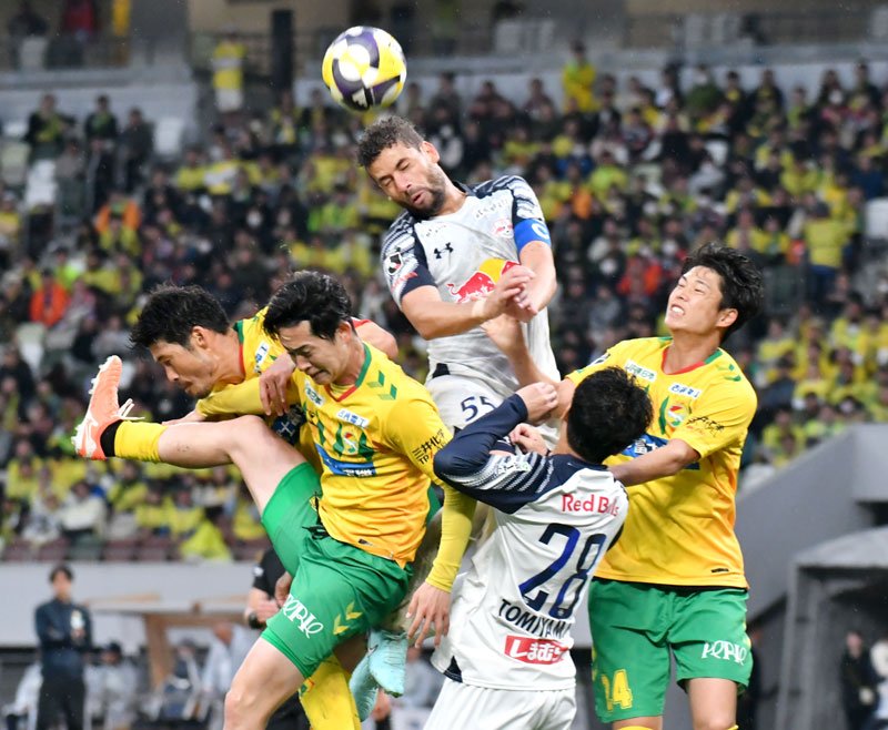 Ｊ２・千葉－大宮　後半、競り合う千葉と大宮の選手ら＝国立競技場