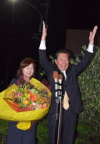 ３回目の当選が決まり万歳する服部氏（右）＝１８日深夜、八千代市
