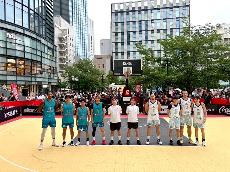 開幕戦で準優勝した大多喜エグゼの選手（左から４人）ら＝１８日、東京都千代田区（クラブ提供）