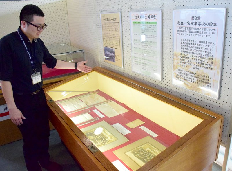 一宮商業高の創立１００周年に合わせた企画展示を説明する担当者＝一宮町中央公民館