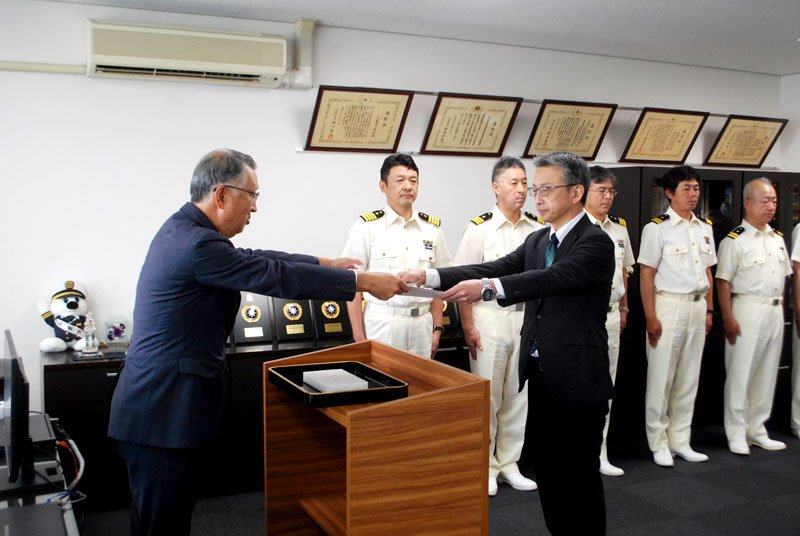 表彰状を受け取る県教委の担当者＝２０日、千葉市中央区の千葉海上保安部