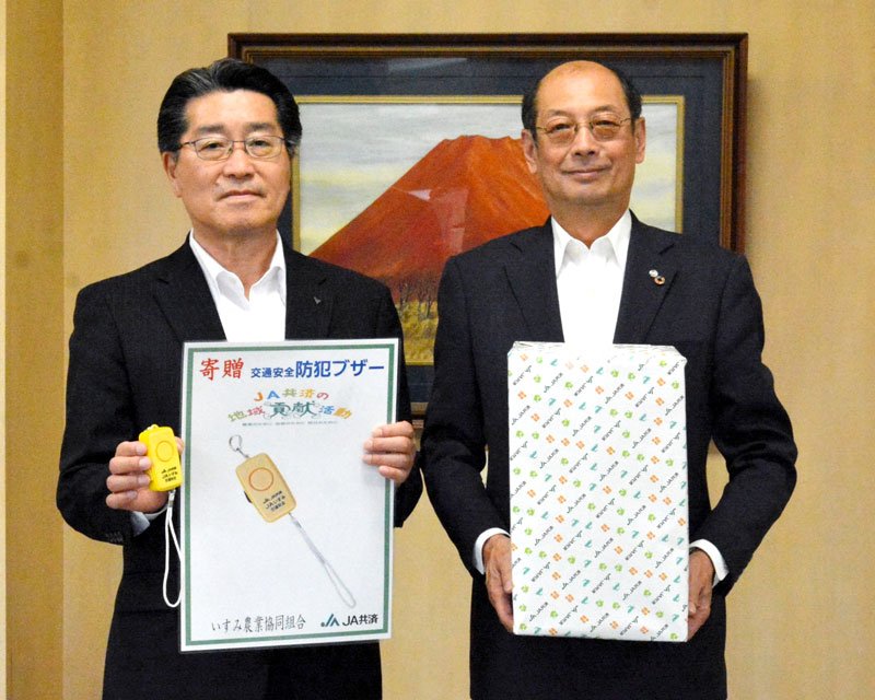原町長（右）に防犯ブザーを寄贈した高地組合長＝御宿町役場
