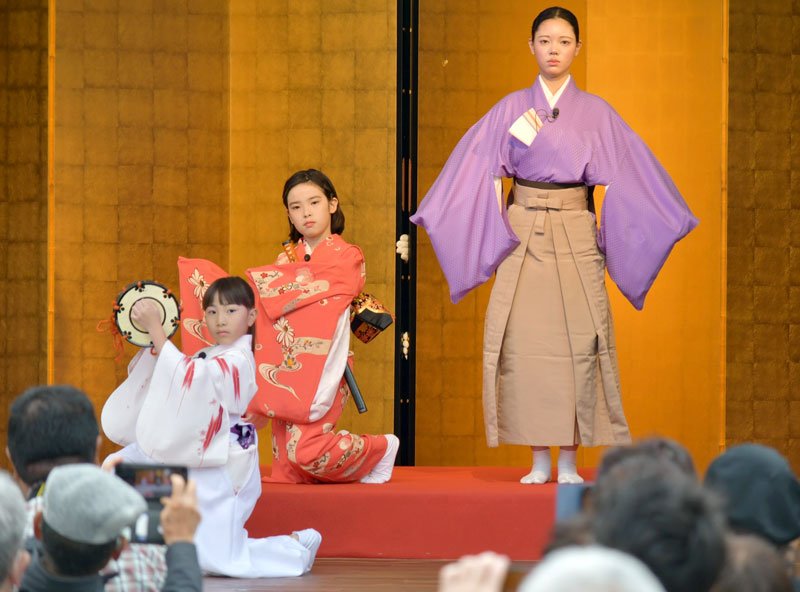 決めポーズで歌舞伎舞台の「狐忠信」を締めくくる（右から）中川奏音さん、大場さん、諸岡さん＝２４日、成田市