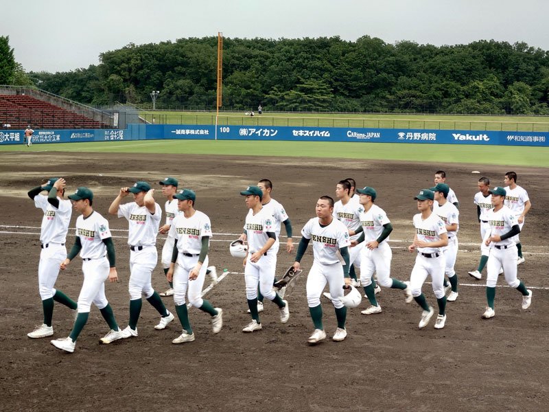 健大高崎に敗れ、あいさつの後ベンチに引き上げる専大松戸ナイン