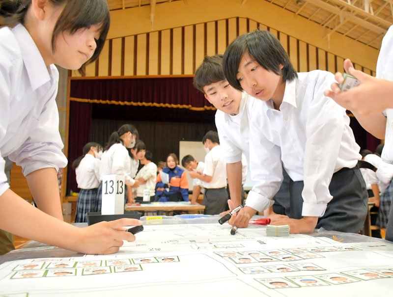 大規模災害に備え、避難所開設の図上訓練が行われた。人や物の配置の検討作業に臨んだのは、大人でなく中学生。平日日中に手薄になる災害対応の担い手として注目され、主体的な取り組みを通じて災害に対する意識を高めた＝栄町