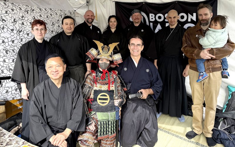 岡崎さんが作った甲冑を紹介するボストンの居合道関係者ら（間宮さん提供）