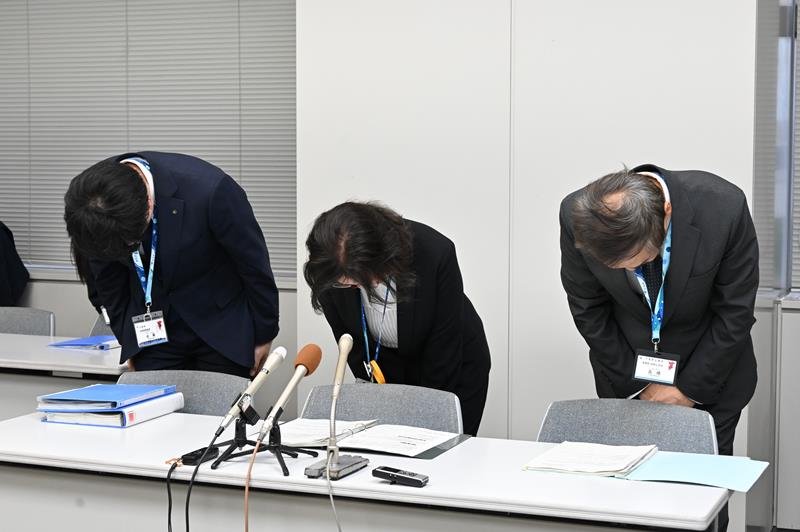 職員の書類送検を受け謝罪する県企業局の原見管理部長（中央）ら＝３０日午後５時ごろ、県庁
