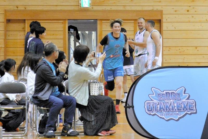 選手一人一人、名前をコールされて登場し、ファンらの熱い出迎えを受けた出陣式＝１０日、大多喜町