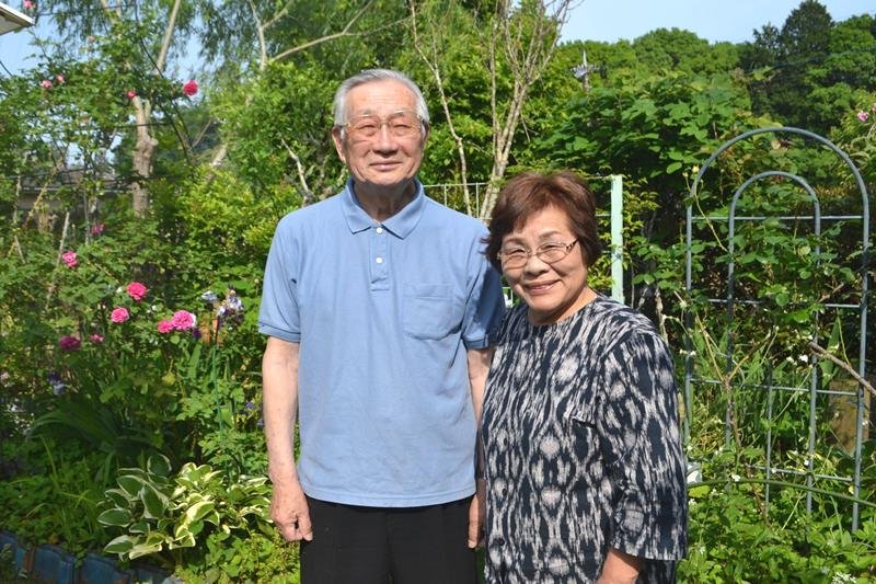 （左から）羽根井禎敏さん、和子さん