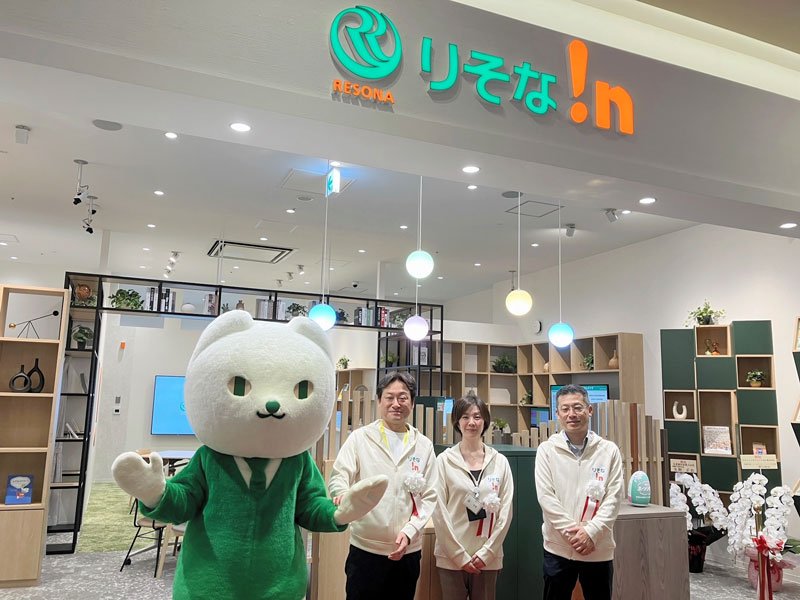 「セブンパークアリオ柏」に開設された新店舗。５月１８日の開店式典には千田常務執行役員（右から３人目）も出席した＝柏市（りそな銀提供）