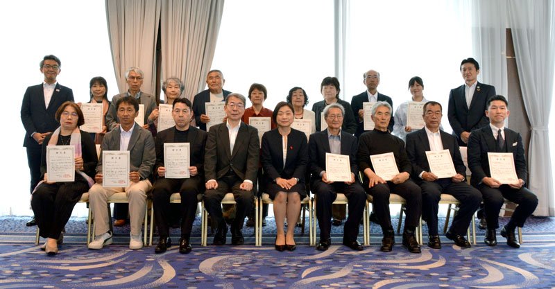 贈呈式に出席した団体代表ら＝千葉中央区
