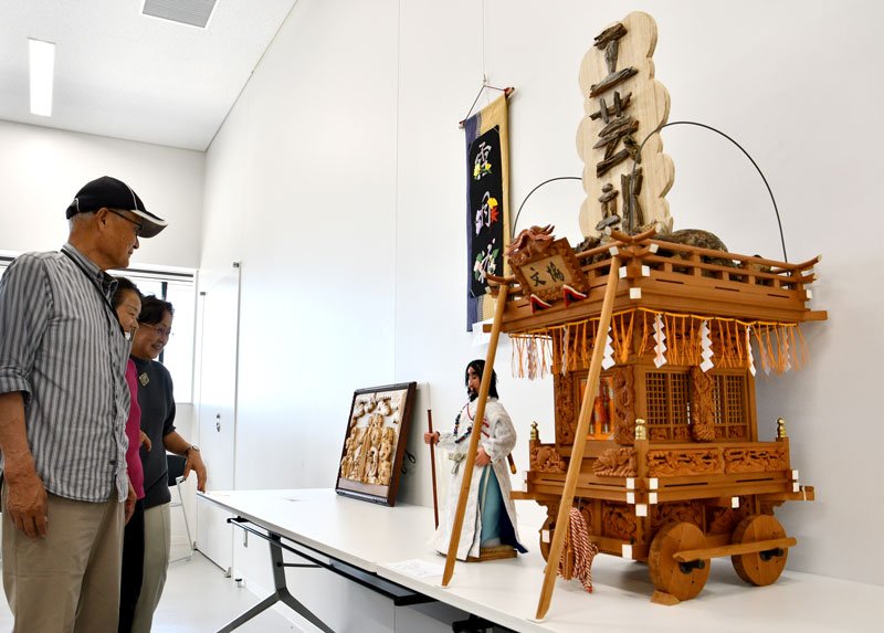 市民らが丹精を込めて制作した作品が並ぶ「佐原文協祭」の会場＝５日、香取市