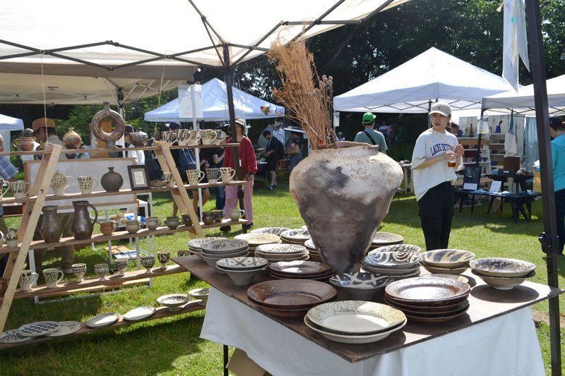個性豊かな作品が並ぶ「にわのわ」の会場＝７日、佐倉市の佐倉城址公園
