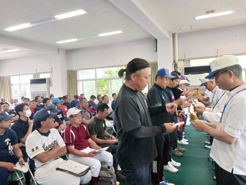 県総合スポーツセンターで行われた組み合わせ抽選会＝千葉市稲毛区