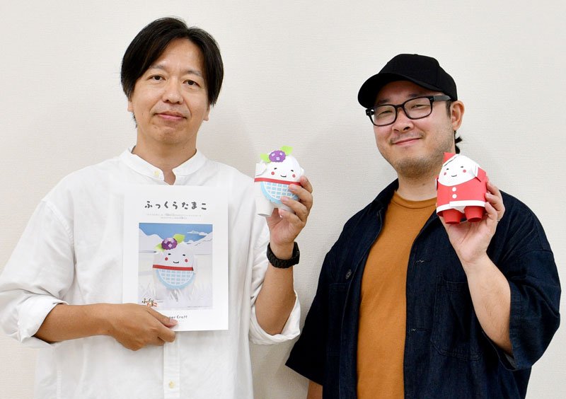 ふっくらたまこのペーパークラフトを制作した秋元さん（左）。自由にアレンジができる＝多古町
