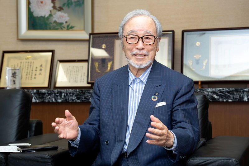福祉基金の設立について語る新日本建設の金綱会長＝千葉市美浜区
