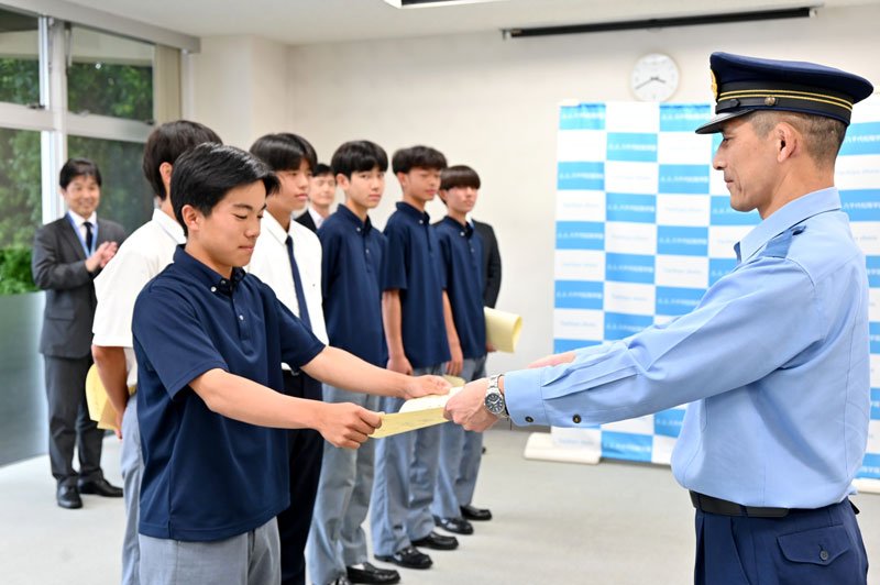 感謝状を受け取る高校生たち＝３日、八千代市の八千代松陰高校
