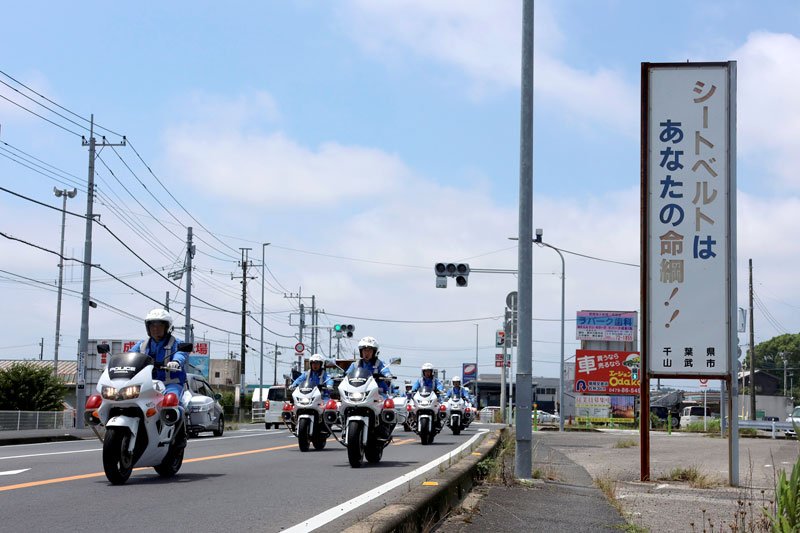 山武市の国道１２６号をパトロールする白バイ＝１８日午前、山武市