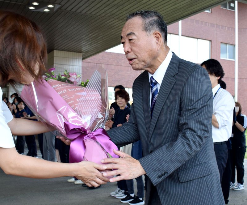 町役場に初登庁し、花束を受け取る緑川町長＝１９日、白子町