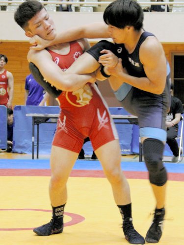 男子個人７１キロ級で優勝した日体大柏の加藤（左）＝佐倉市民体育館（県高体連提供）