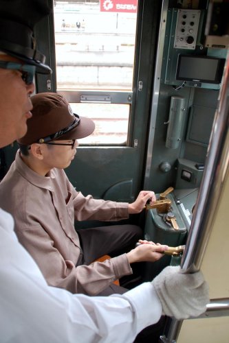 指導を受けながら運転を体験する参加者＝２１日、市原市の小湊鉄道
