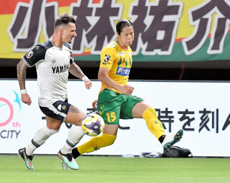 千葉―磐田　前半、競り合う千葉・前（右）＝フクアリ