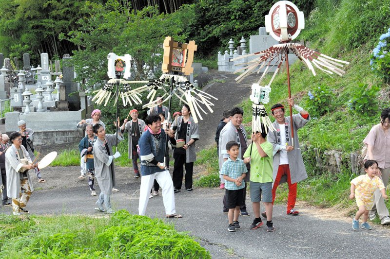 静岡県富士市田子の浦地区に伝わる郷土芸能「鮫島纏（まとい）太鼓」が大多喜町で披露され、直線距離で約１５０キロ離れた地域間の交流に笑顔の輪が広がった＝同町