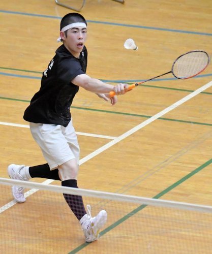 男子シングルス決勝　プレーする西武台千葉の弓削綾登＝四街道総合公園体育館
