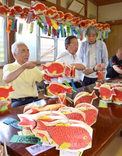鮮やかな赤社殿にずらり　鯛ちょうちん製作佳境　７月夏祭り、４００個配布　茂原・八坂神社