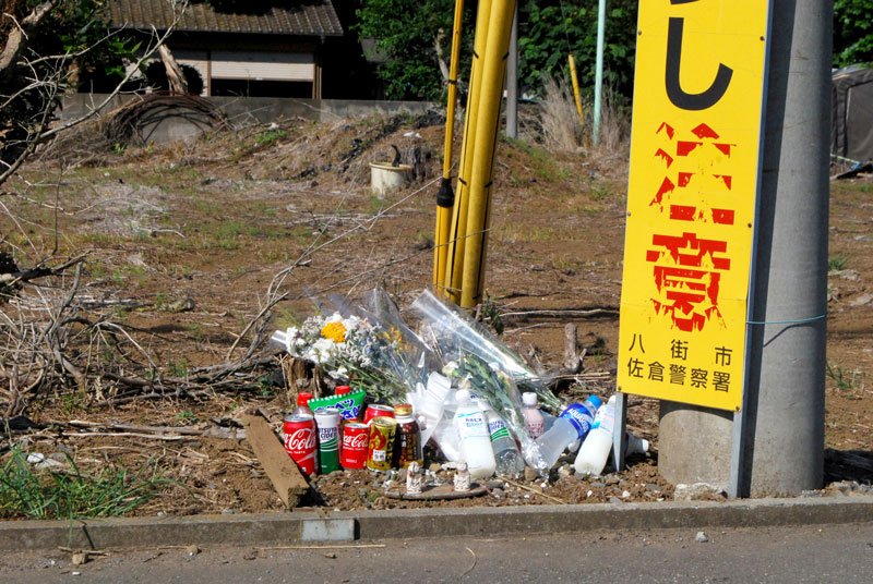 事故現場には多くの献花や供え物がされていた＝２８日午後３時４０分ごろ、八街市