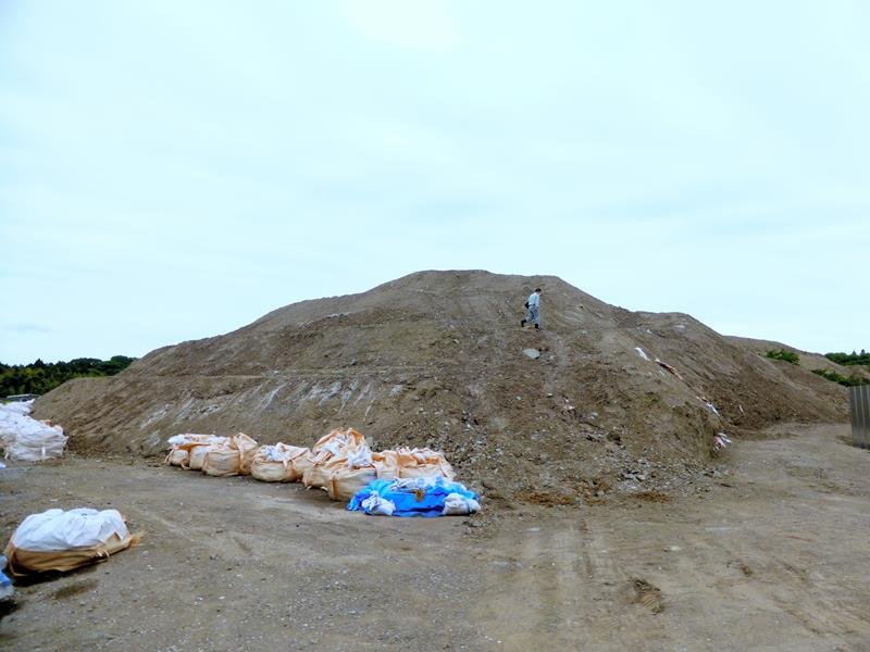 無許可で埋め立てられた残土。高さは最大で１７メートルに達し、これまでに砂ぼこりや崩落なども発生している＝５月撮影、市原市海保