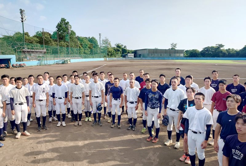坂巻監督の話を聞くために集まった拓大紅陵の選手。髪形は自由だが、丸刈りの選手も多い＝６月、木更津市
