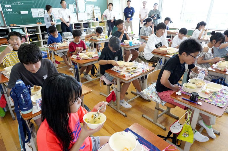 合併２０周年を記念して提供された特別給食を食べる小学生＝旭市