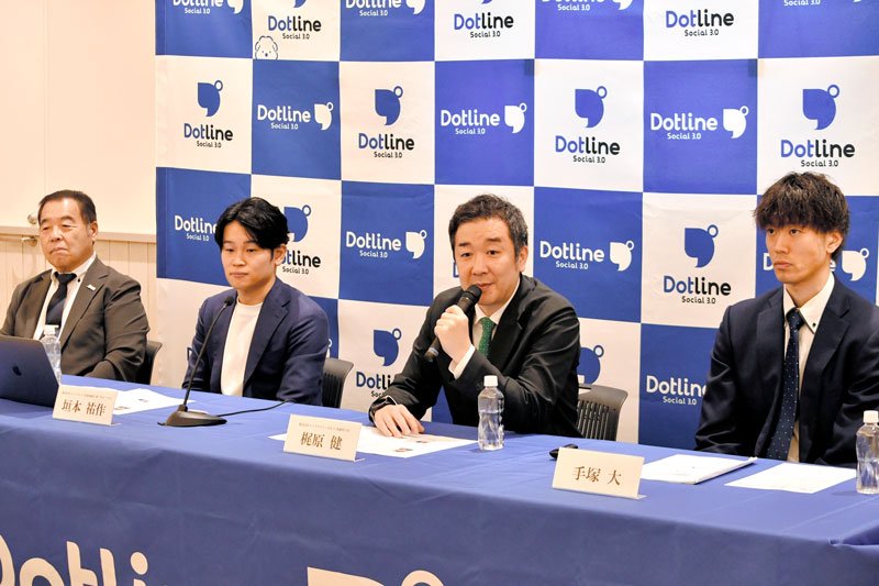 記者会見する（左２人目から）垣本社長、梶原ＣＯＯ、新加入の手塚＝１日、千葉市美浜区