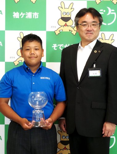世界ジュニアゴルフ選手権に出場する高浦さん（左）。昨年の入賞カップを手にして粕谷市長に意気込みを語った＝袖ケ浦市