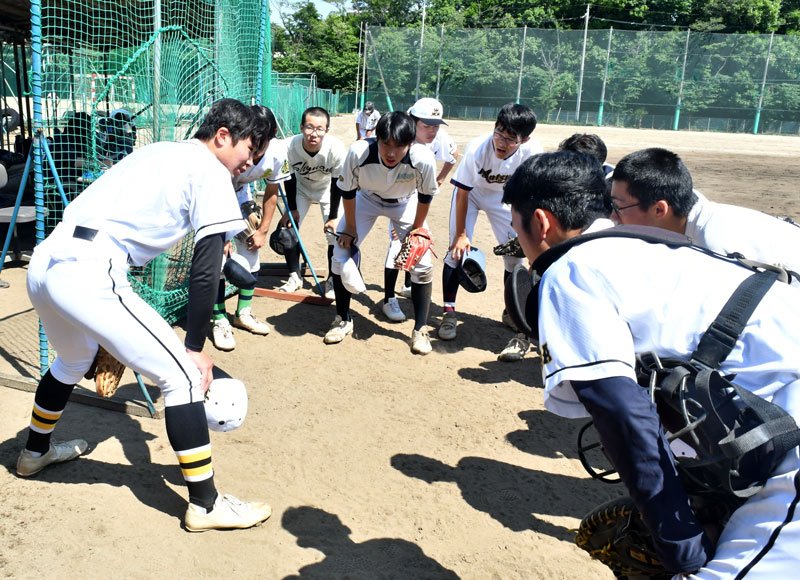 麗澤との練習試合のイニング間で声をかけ合う６校連合の選手ら＝流山市