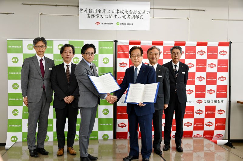 覚書を締結した小森理事長（前列右）と嶋貫支店長（同左）＝香取市