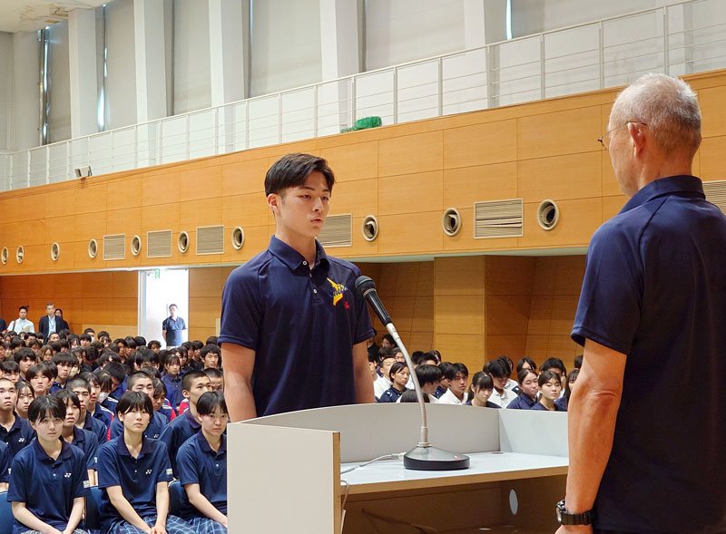 選手代表で全国での活躍を誓った習志野高ボクシング部の片岡＝県総合スポーツ科学センター