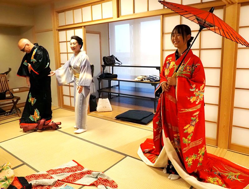歌舞伎の衣装を試着する参加者と伎音戯さん（中央）＝木更津市