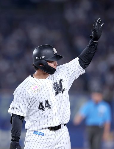 プロ初ヒットを放ち、ファンの声援に応える宮崎竜成