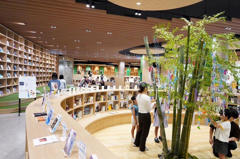 休日に家族連れらでにぎわう旭市多世代交流施設「おひさまテラス」。市が賃貸借契約を結び、「イオンタウン旭」内に開設した＝旭市