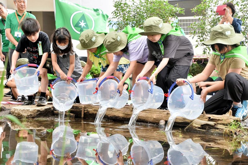 流山市立西深井小学校内に広がる大規模なビオトープの再生工事が終わり、完成式典で児童らがクロメダカを放流。豊かで貴重な生態系を保全していく決意を新たにした