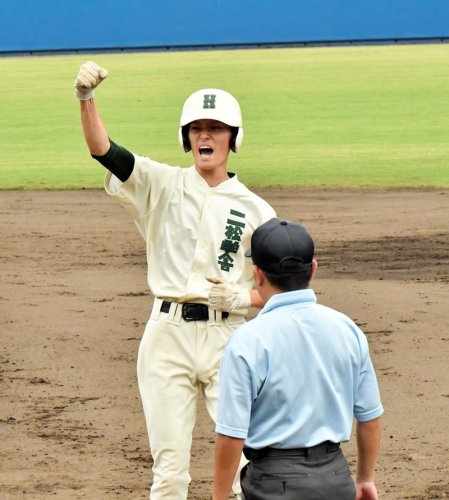 二松学舎大柏－松戸馬橋　７回表二松学舎大柏２死三塁、三塁強襲の適時内野安打を放ちガッツポーズをする徳重＝県総合ＳＣ
