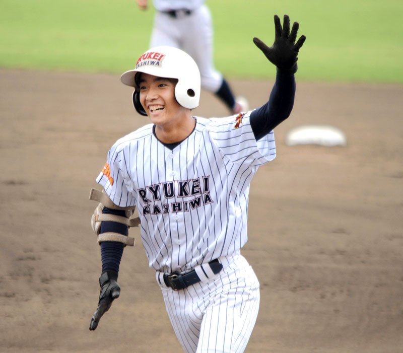 流通経大柏―佐原　６回裏流通経大柏１死満塁、コールド勝ちを決める適時打を放ち喜ぶ臼井＝県総合ＳＣ