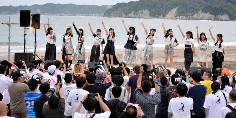 スペシャルライブでパフォーマンスを見せるホワイトスコーピオンのメンバーら＝御宿町