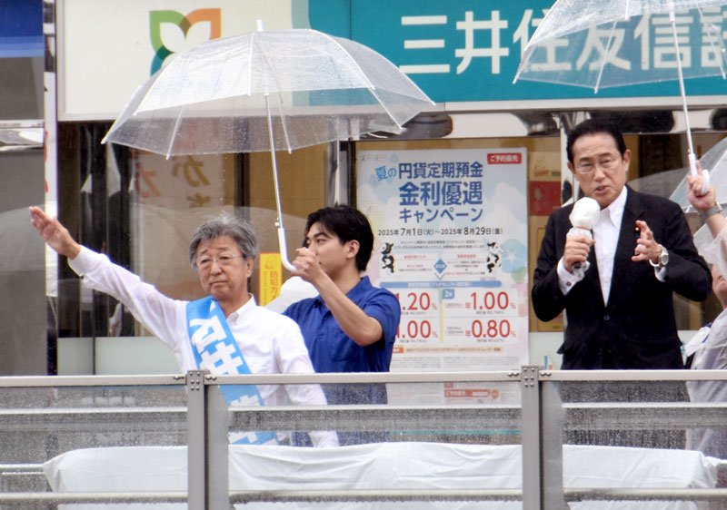 雨脚が強まる中、岸田氏（右）の応援を受けて懸命に手を振る石井氏＝１４日、船橋駅前