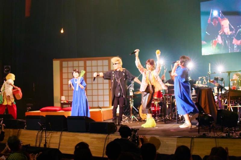 「百年後芸術祭」スペシャルライブ“通底縁劇・通底音劇”の最終公演「茶の間ユニバース」＝２０２４年５月、袖ケ浦市（岩澤高雄さん撮影、内房総アートフェス実行委員会提供）
