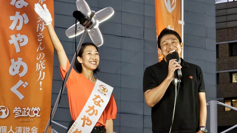 神谷代表（右）と支持者に政策を訴える中谷氏＝１３日、柏駅前