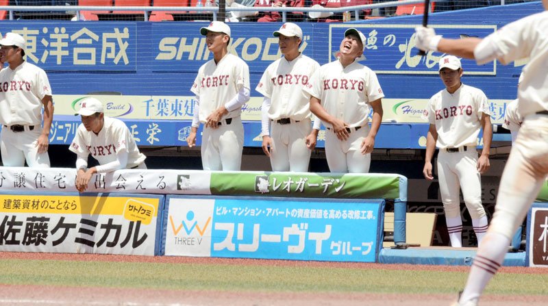 拓大紅陵－松戸六実　１点を追う９回裏の攻撃中にベンチから声を出す拓大紅陵の選手たち＝ＺＯＺＯマリン